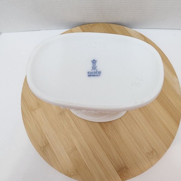 AK Kaiser Bisque Vase LADY ON BENCH Romantic Pastoral Scene Signed M.Frey 0316 - Picture 8 of 15